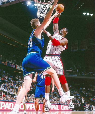 Olajuwon_dunks.jpg (36619 bytes)